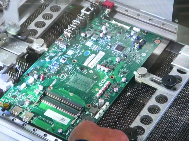 修理が完成したマザーボードを最終検査しているところ