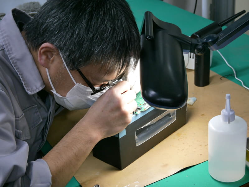 熟練のエンジニアが作業を行なっている