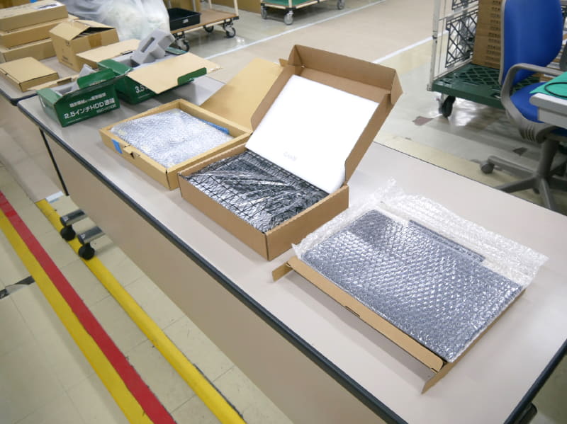 入庫した部品は個装し、緩衝材を入れて保管する
