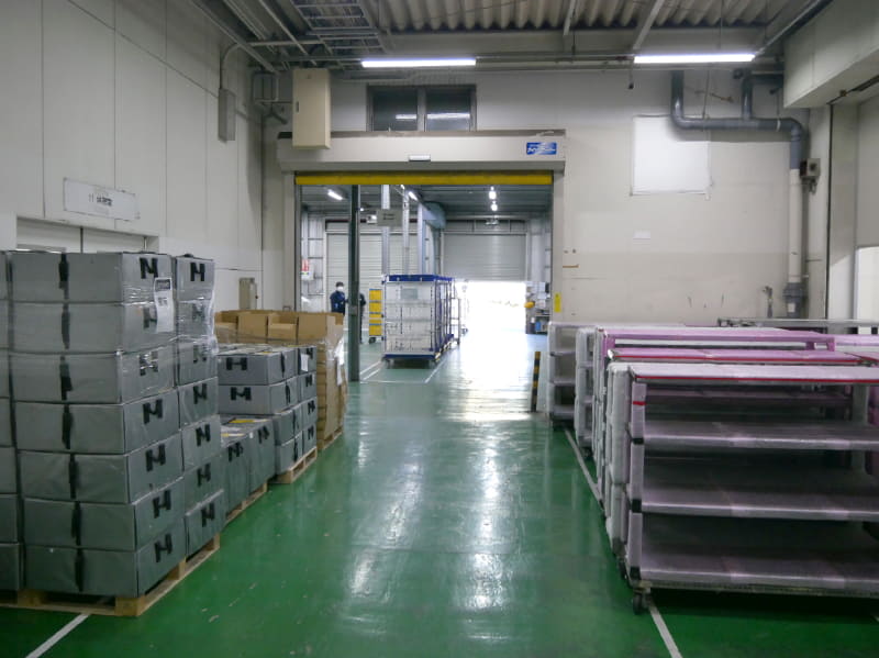 午前中は修理品が着荷するとともに、午後は完成品が出荷するエリア