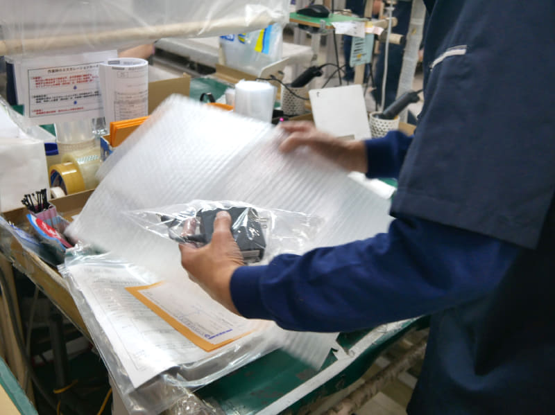 同梱物も一緒に梱包を行なう