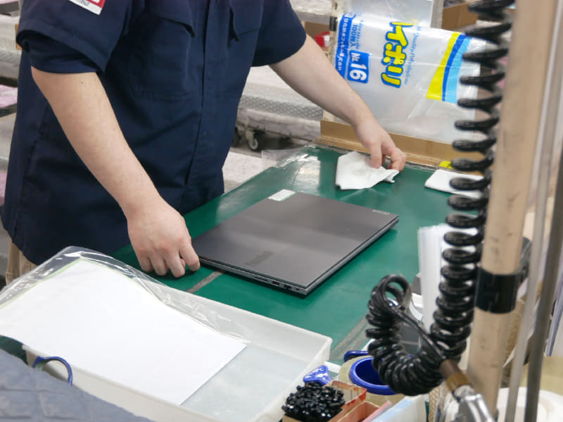 最終出荷工程では1台ずつ目視で検査し、清掃も行なう