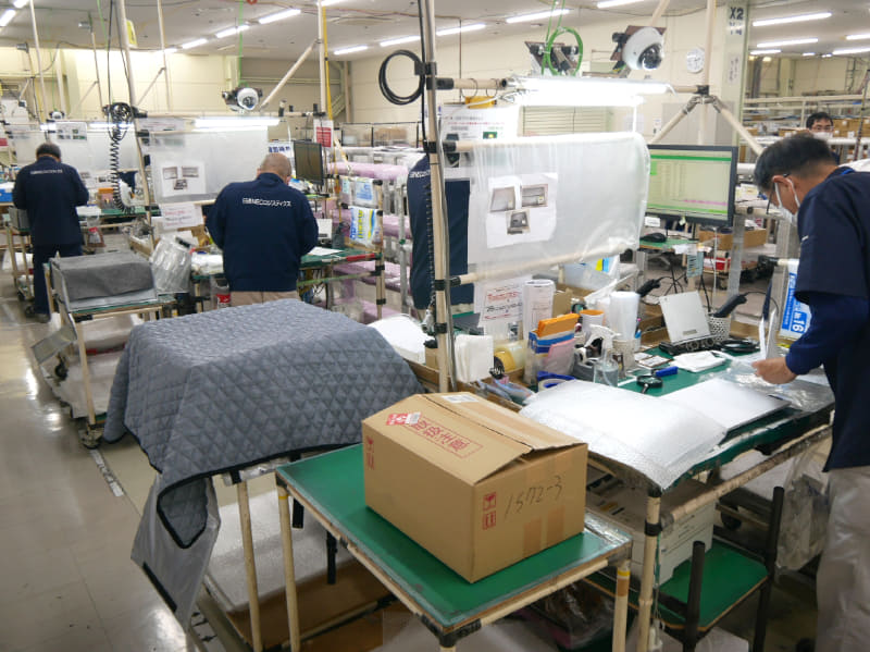 最終出荷工程の様子。午前中が修理品の着荷作業エリアだが、午後は修理完了品の出荷作業エリアになる