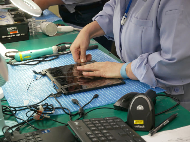 画面を取り外して修理を行なっている工程の様子