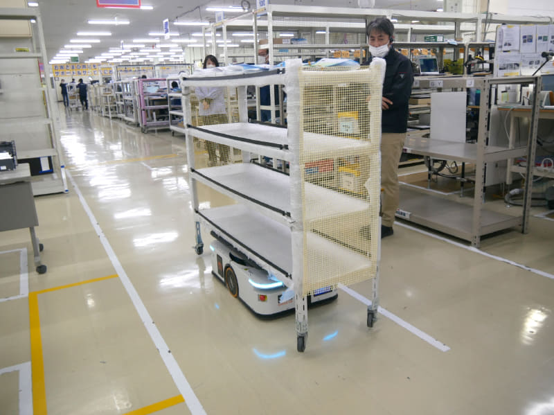 2025年10月から、着荷エリアと修理エリアは、AMRを活用して修理品の配送を開始。現在1台が稼働。狭い修理エリアを移動するためにはAGVよりも効果的と判断した。部品配膳でもAMRの試験運用を開始しており、今後、配送の自動化に取り組むという