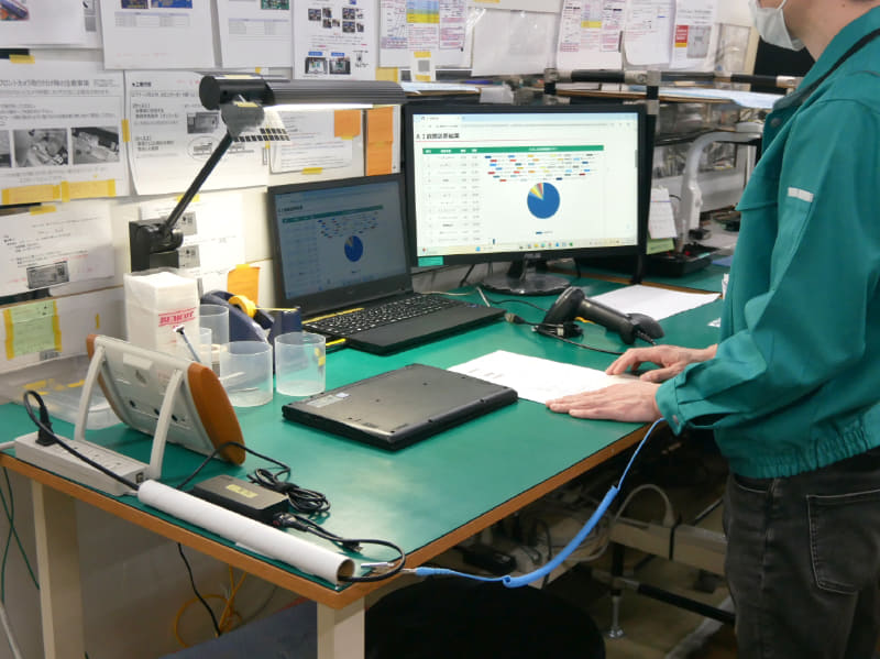 修理ラインではAIを導入し、どこに不具合があるのかを特定。装置の状態、故障申告内容の確認、故障状況の確認などを行なっている