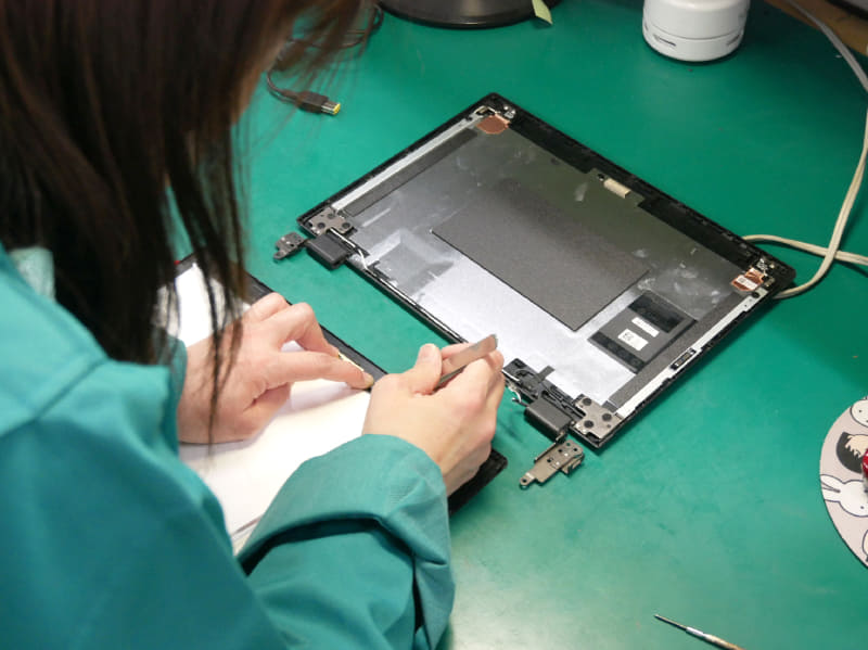 PCを修理している様子