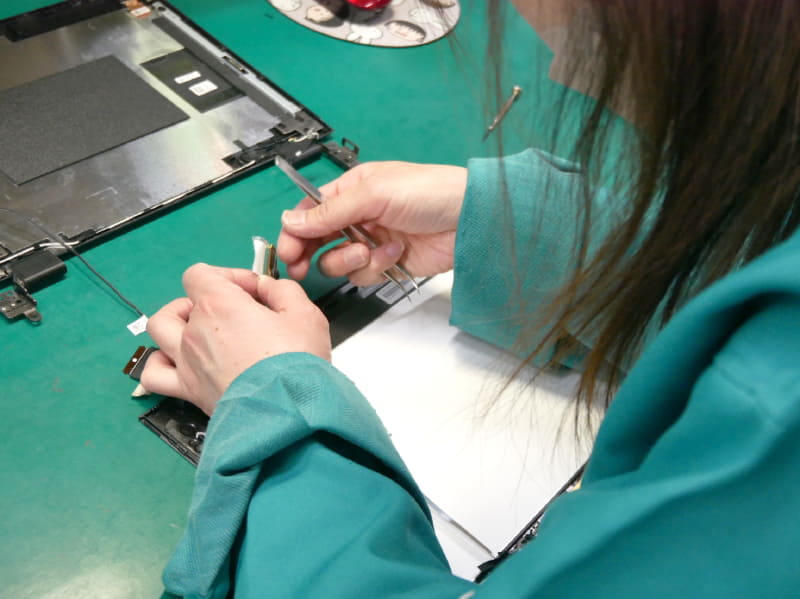 PCを修理している様子