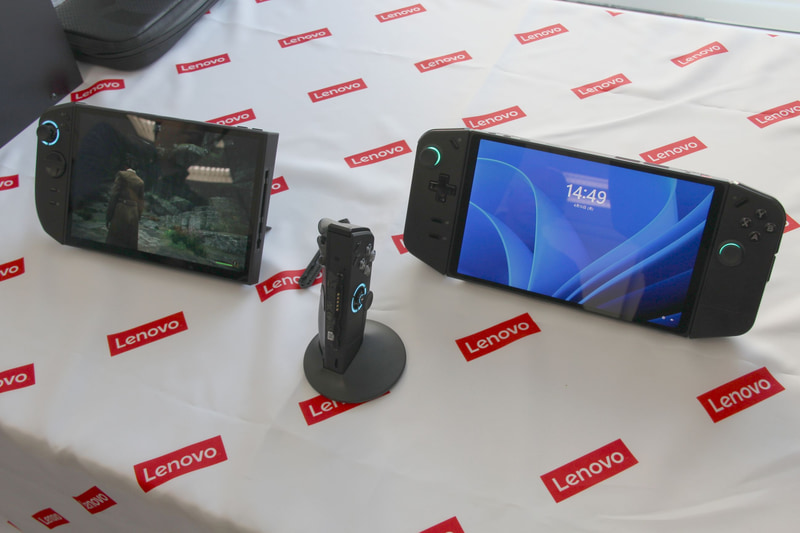 左: Legion Go Gen 2と取り外した右コントローラ、右: Legion Go