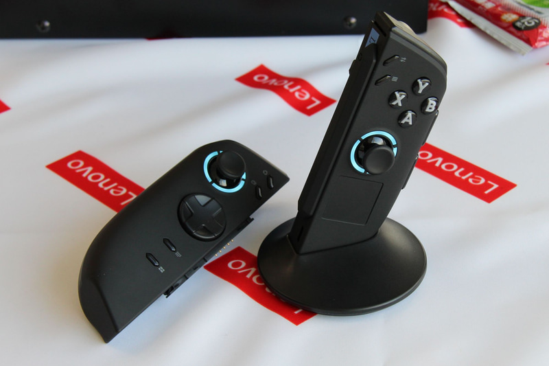 右コントローラを取り外し、専用スタンドに立ててグリップのように握る「FPSモード」