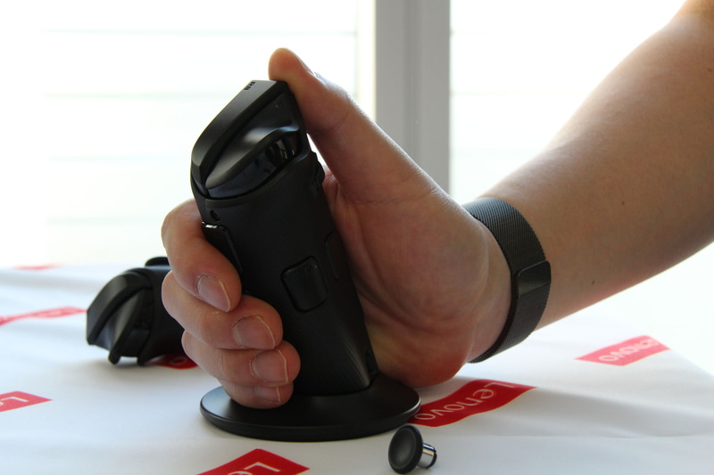 右コントローラを取り外し、専用スタンドに立ててグリップのように握る「FPSモード」