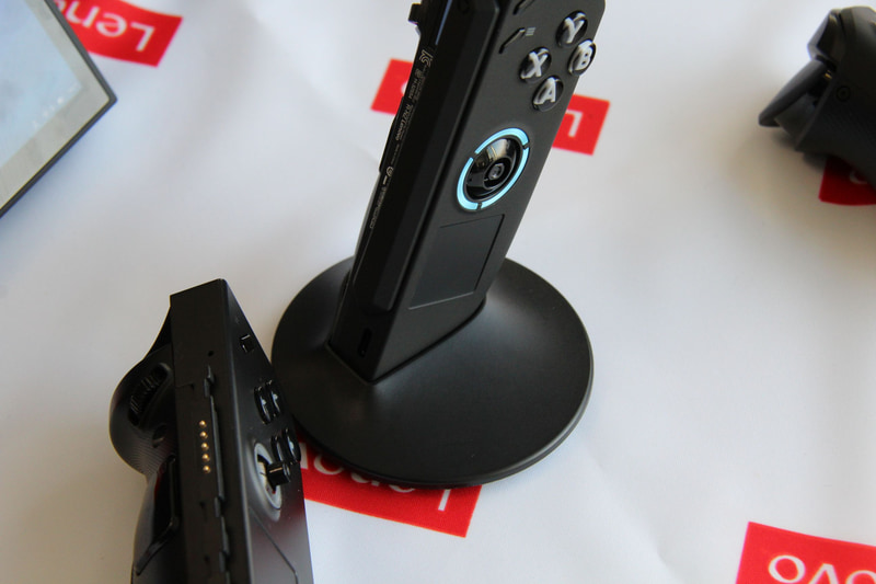 写真左下、Legion Goではジョイスティックのキャップを取り外した後に突起が残っていたが、画面中央、Legion Go Gen 2では突起がなくなり、握りやすくなった