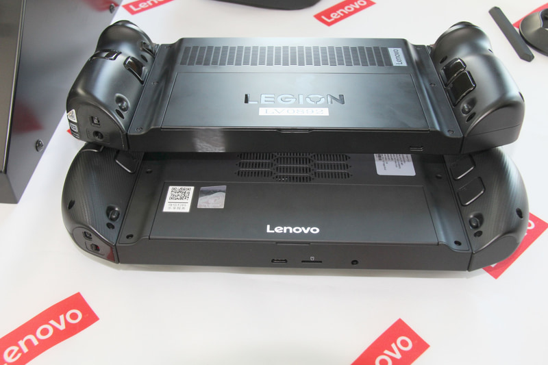 下面。microSDカードスロット、音声入出力が加わった