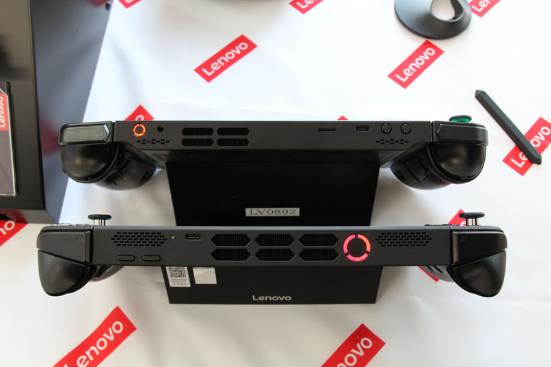 以下、画像上側がLegion Go、下側がLegion Go Gen 2。両モデルの上面。電源ボタン兼指紋認証センサーが大きくなった