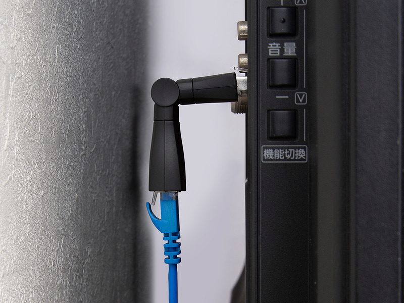 狭いテレビ裏などにもスッキリ配線