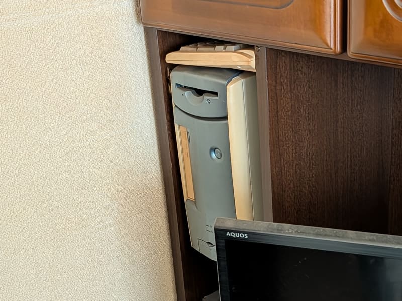 今回処分することにしたデスクトップPCは部屋の片隅で数年稼働することなく息を潜めていた