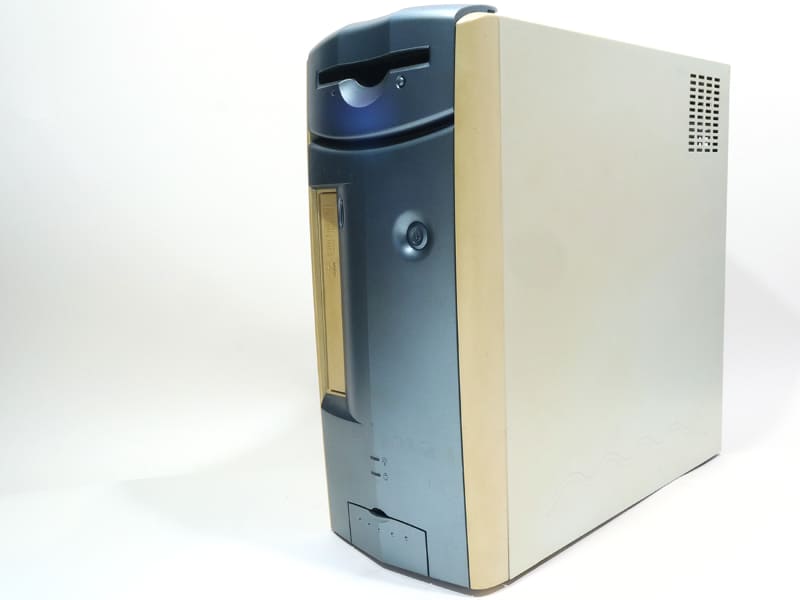 回収してもらうことになったデスクトップPCはミドルタワーサイズのケース