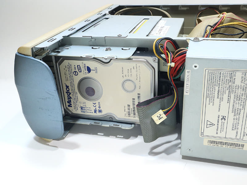 HDDはMaxtorの40GB。一応ATA133対応ながらIDE接続の物が搭載されていた