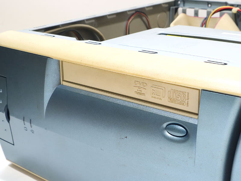薄型のDVDマルチドライブを搭載。ケースの色合いから考えると後付けで交換した可能性。所持していたのは筆者だが、流石にかなり古いPCのため、入手経緯や用途などは何も覚えていない