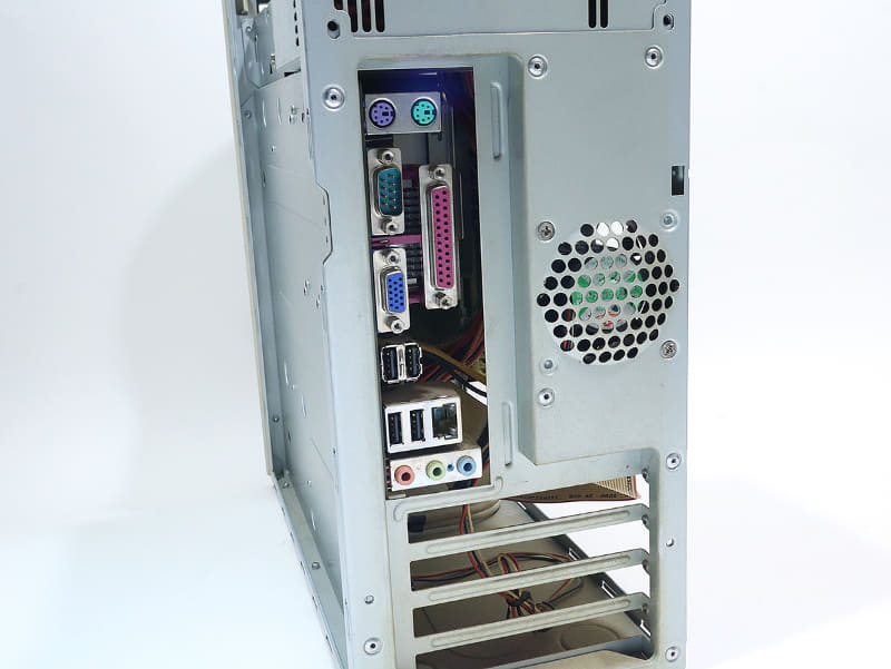 背面端子類。ディスプレイ/マウス用端子やシリアル/パラレル端子、D-Sub15ピン/オーディオ出力なども備える一体型マザーボードが採用されている