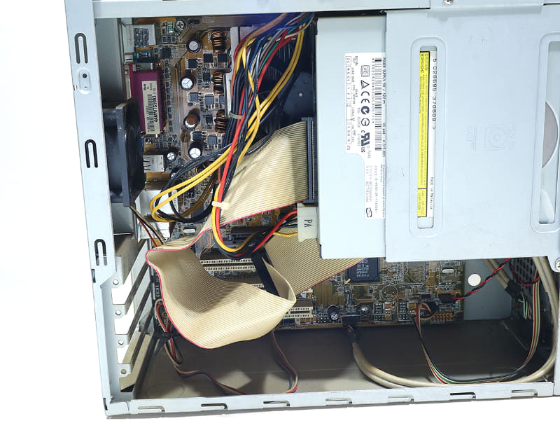 マザーボードはSiSの物が搭載されていた。詳細を調べようと思ったが、残念ながら起動できず