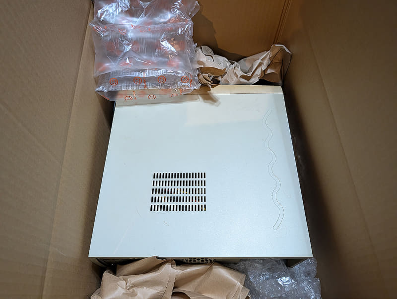 起動はあきらめて早々にヤマト運輸で購入した段ボールに詰めることに。今回は1台のみなので、梱包材をふんだんに入れてみた