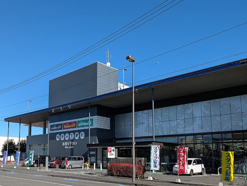 続いて訪れたのは「HARD OFF(ハードオフ)高座渋谷店」。こちらの店舗を訪れたのは初めてだが、3フロアの中に玩具などを取り扱う「Hobby OFF」や衣料品などを取り扱う「OFF HOUSE」などを含む大型店舗だ