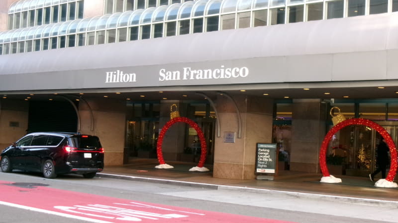 IEDM 2025の会場であるヒルトン・サンフランシスコ・ユニオン・スクエア(Hilton San Francisco Union Square)ホテルの正面玄関。現地時間(米国太平洋時間)2025年12月7日に筆者が撮影したもの