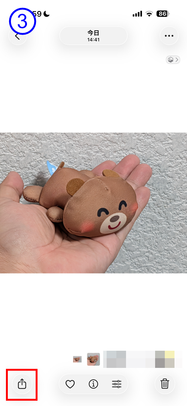 iPhoneで写真を開き、共有アイコンをタップ