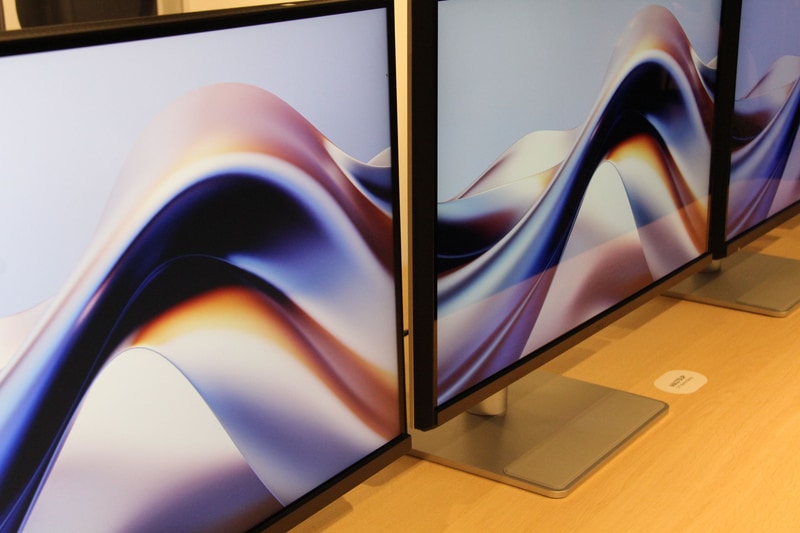 手前: 非光沢モデルのMA270U、奥: 光沢モデルのMA270UP