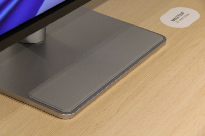 スタンドに備えられたレザーパッド