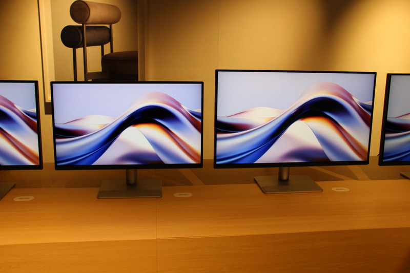 左: MA270S、右: MA320U(既存の非光沢モデル)。表示部分の大きさ以外はほぼ同じ意匠で揃えられている