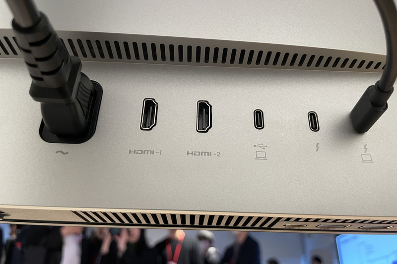 MA270Sの背面インターフェイス。ポート上部の通気用スリットはこのモデルのみ