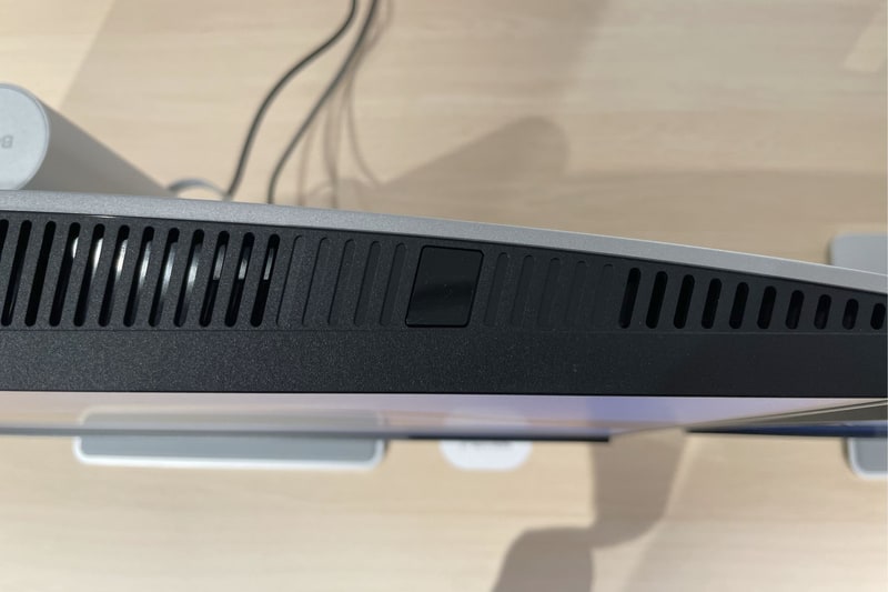 4Kモデルの上面、照度センサー