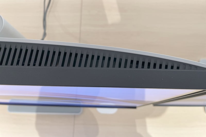 MA270Sは4Kモデルに搭載されている照度センサーが除かれ、通気スペースが確保されている