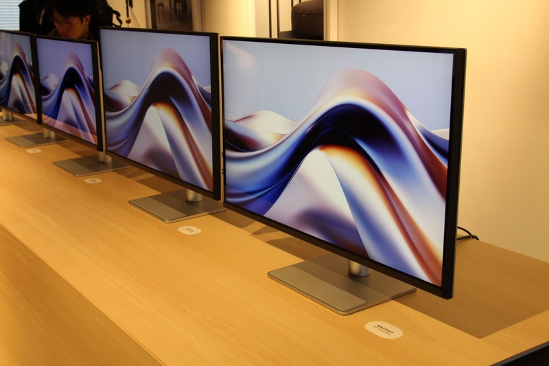 奥: MA320U、手前: 光沢モデルのMA320UP