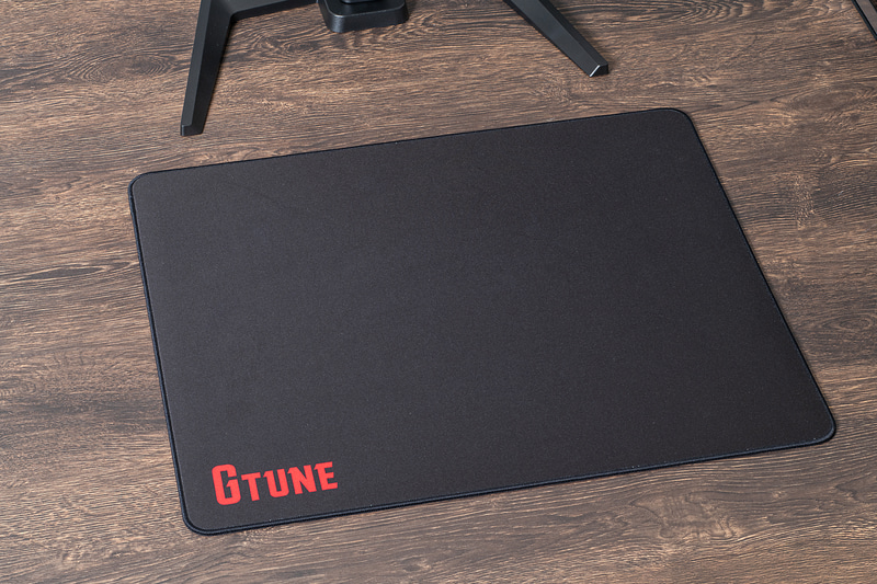 オリジナルのマウスパッド「<a href="https://www.mouse-jp.co.jp/store/bto_customize/mousepad.aspx#gtune_mousepad?utm_source=pcwatch&utm_medium=content-text&utm_campaign=2512_pcwt_gtune_ai&utm_content=pr" class="n" target="_blank">G TUNE Alpha cell Hard-M</a>」。サイズは約320×270×3mmと大きい