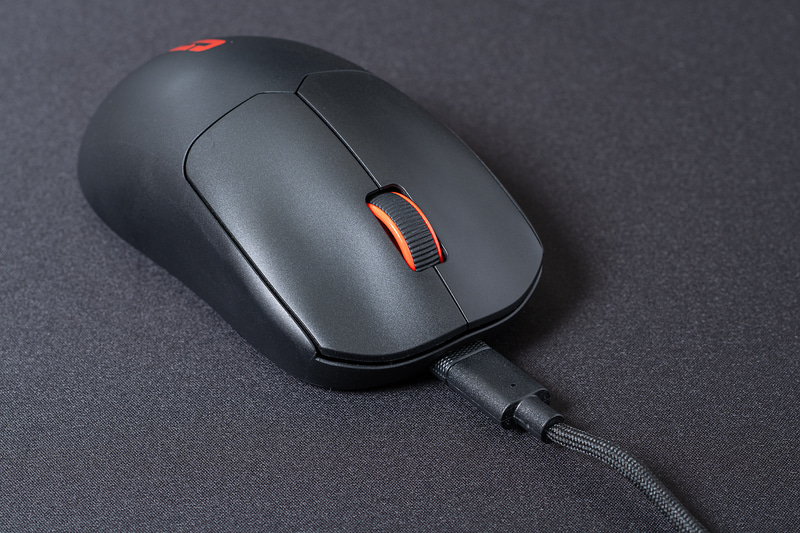 USBケーブルでPCと有線接続して使用も可能だ