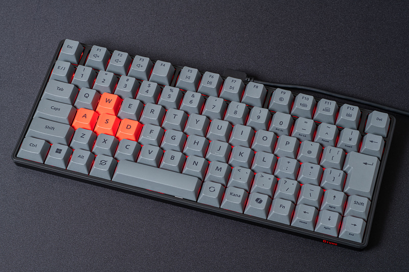 G TUNE ラピッドトリガーキーボード「<a href="https://www.mouse-jp.co.jp/store/bto_customize/mouse_keyboard.aspx#gtune_keyboard?utm_source=pcwatch&utm_medium=content-text&utm_campaign=2512_pcwt_gtune_ai&utm_content=pr" class="n" target="_blank">GMK82</a>」。70%サイズと言われるコンパクト型