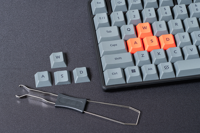 WASDキーキャップはオレンジとグレーの2種類を付属