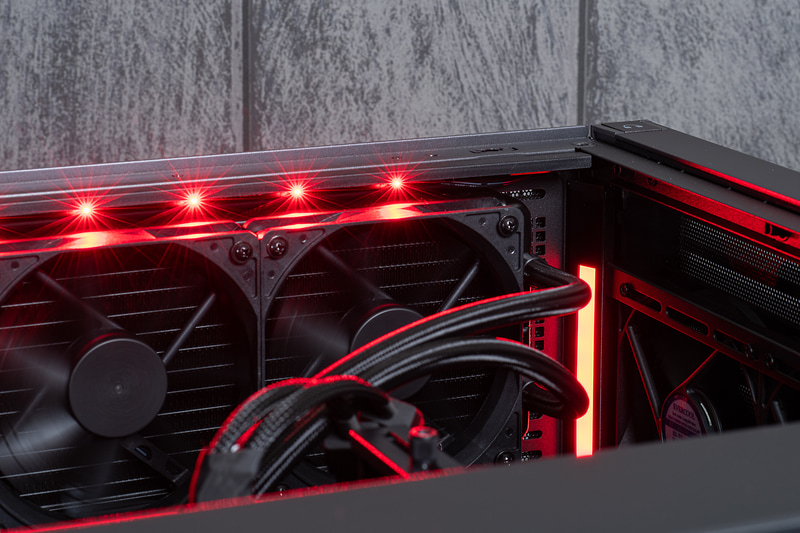 赤色LEDによってケース内部を照らすことができる