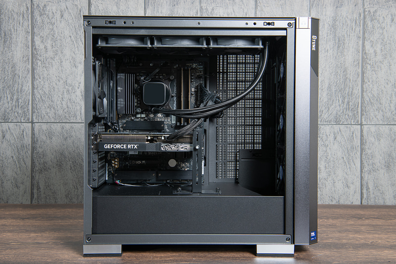 前面3基、背面1基、天面には360mmクラスの簡易水冷クーラーと強力な冷却システムが組まれている