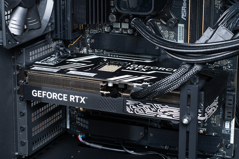 GPUはGeForce RTX 5070を搭載する