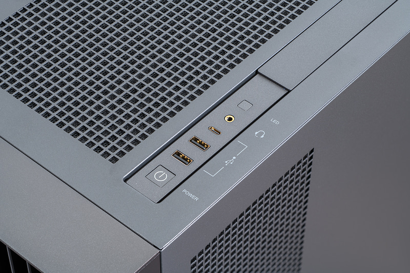 天面にはUSBポートやヘッドセット端子、LEDスイッチを用意。スライド式のカバーも備わっている