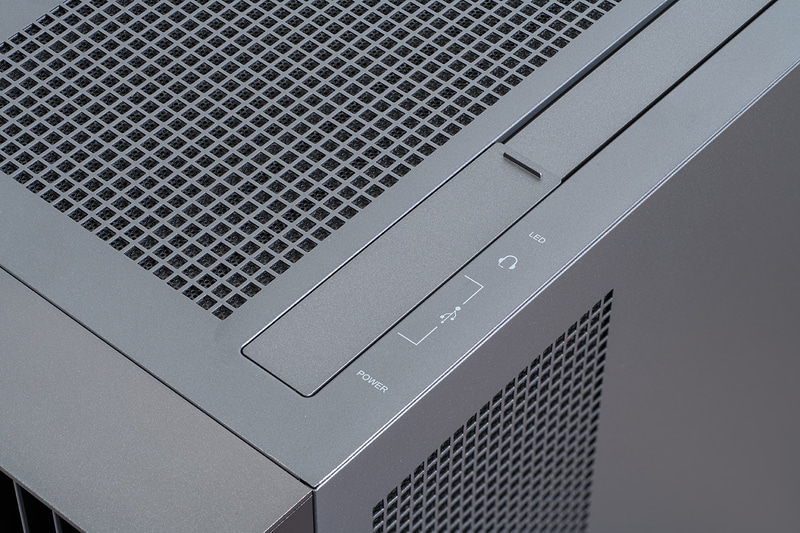 天面にはUSBポートやヘッドセット端子、LEDスイッチを用意。スライド式のカバーも備わっている