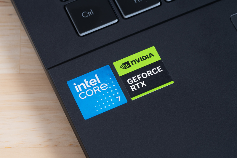インテル® Core™ 7プロセッサー 240HおよびGeForce RTX 5060 Laptop GPUを搭載