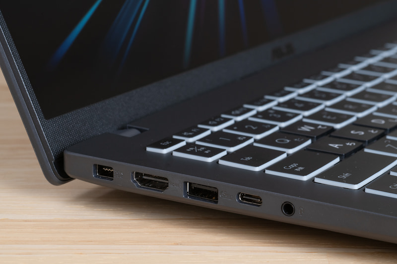 左側面には充電専用ポート、HDMI出力、USB 3.2 Gen 1、USB 3.2 Gen 1 Type-C、ヘッドセット端子