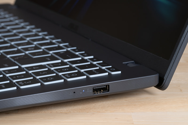 右側面はUSB 3.2 Gen 1のみ