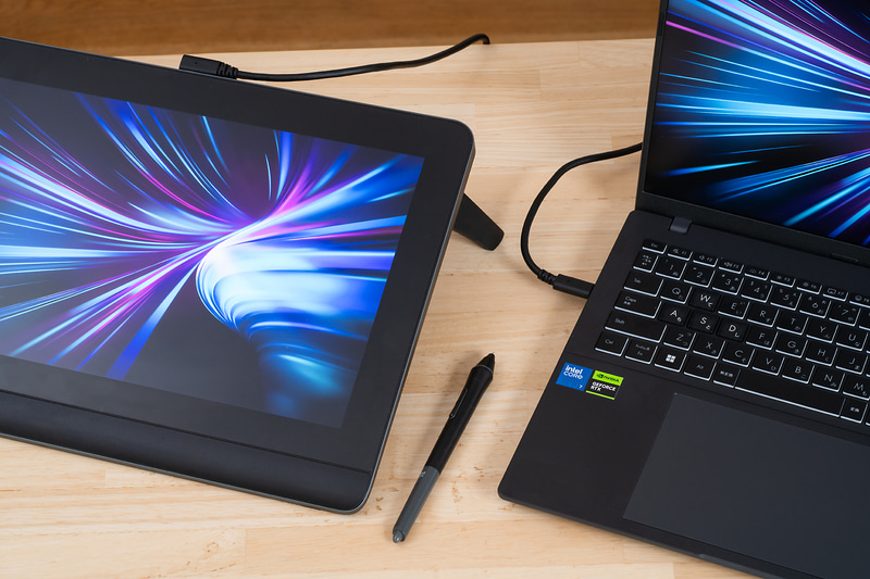 USB Type-Cケーブル1本でモニターと接続することも可能。さらに周辺機器と組み合わせて「使い勝手重視」の環境も目指せる