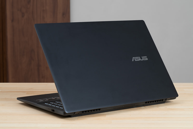 マットなダークグレーの渋いカラーリング